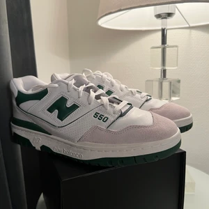 New Balance 550 - Säljer mina New Balance 550 i storlek 43 då dem inte passade tyvärr, använda en gång. Köparen står för frakten,  Hör av er vid frågor! Mvh Jacob 