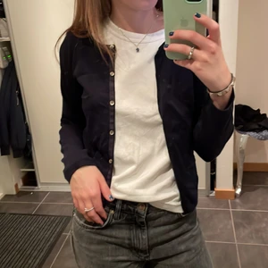 Zara kofta - Säljer en mörkblå kofta ifrån zara girls som passar på mig som är 160 och vanligtvis XS.