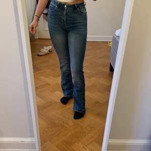 Supersköna och snygga bootcut jeans från Gina tricot! Bra skick. Strl M men passar mig som brukar ha s i vanliga fall. Säljer för 100kr, kan mötas upp i sthlm eller frakta (köparen står för frakt) ❤️