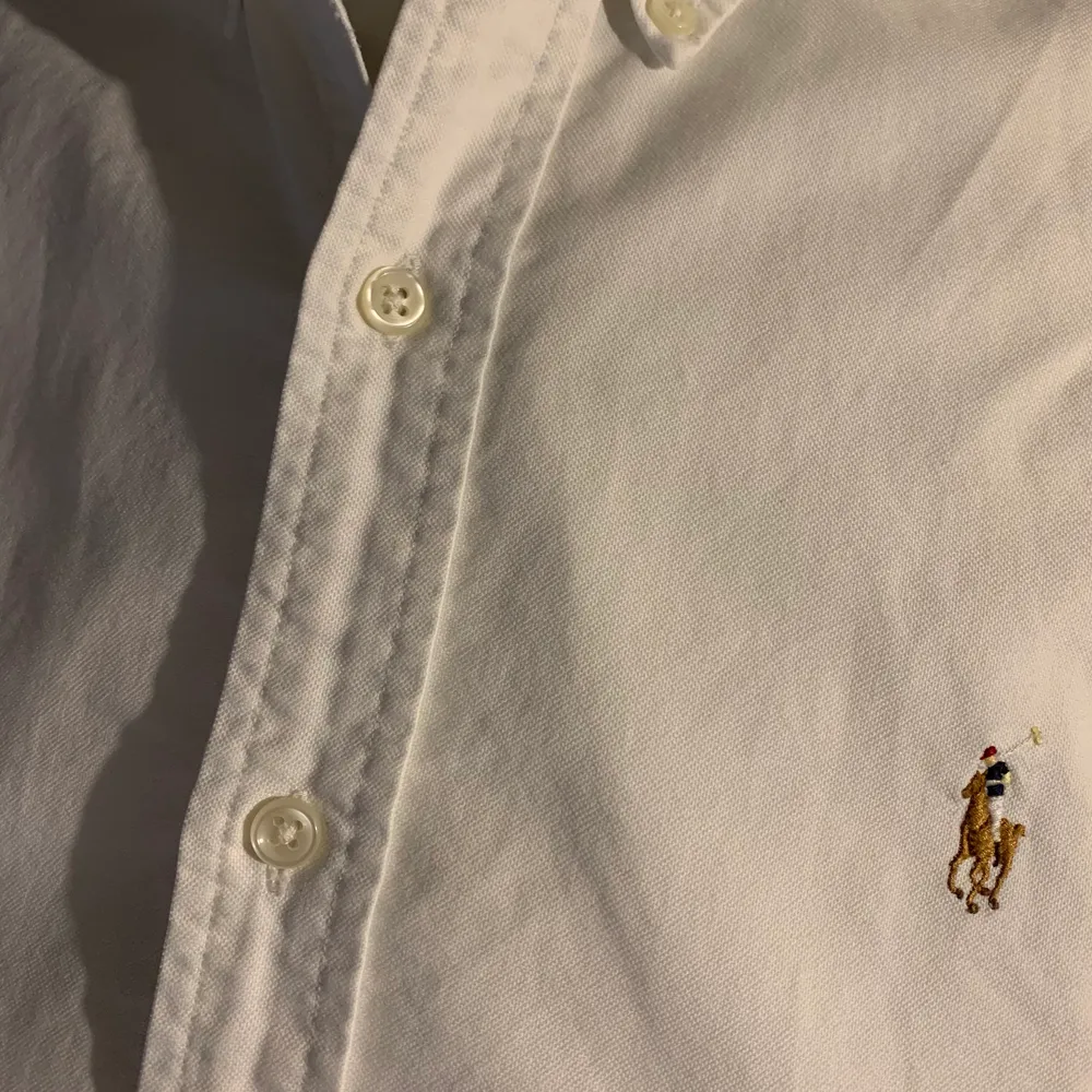 Klassisk vit skjorta från Ralph Lauren. Slimfit storlek S. Okej skick trots några år på nacken. . Skjortor.