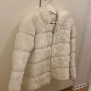 Fake päls jacka  - FAKE-Päls jacka med luva 