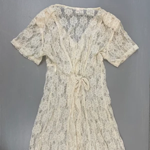 Vintage Spetsklänning inkl underklänning - Jag har storlek XS, den är justerbar så passar upp till 38.