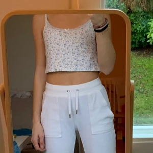 Brandy mellevil  - Super söt topp från brandy Melville. Perfekt till sommaren men även snygg under en kofta nu på vintern. Köptes för ca 250kr. Nyskick!