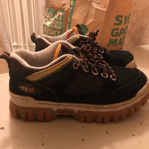 TRX platform skor - Supercoola skor!! Ser ut som riktiga arbetsskor liksom. Köpta second hand och har använts en del men fortfarande i bra skick. Perfekta vinter/vårskor. Passar 38/39.