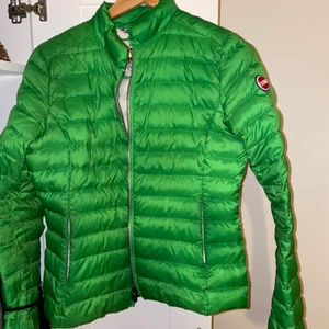 Dunjacka från colmar  - Säljer denna superfina och trendiga jacka från colmar! I väldigt fint skick. Storlek M men passar mig som har XS/S lika bra.