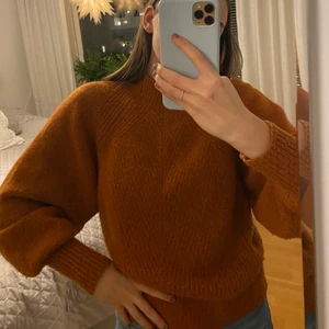 Stickad tröja  - Säljer denna supermysiga stickade tröja från weekday🤎🤎 Använd ett fåtal gånger, storlek xs, köparen står för frakten