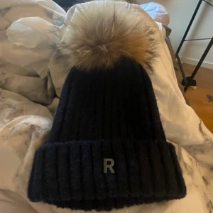 Rockandblue mössa - Jag säljer min rockandblue mössa för den ej kommer till användning! Jag har använt den ca 5 ggr, köpt för 449 ifrån johnells denna vinter!