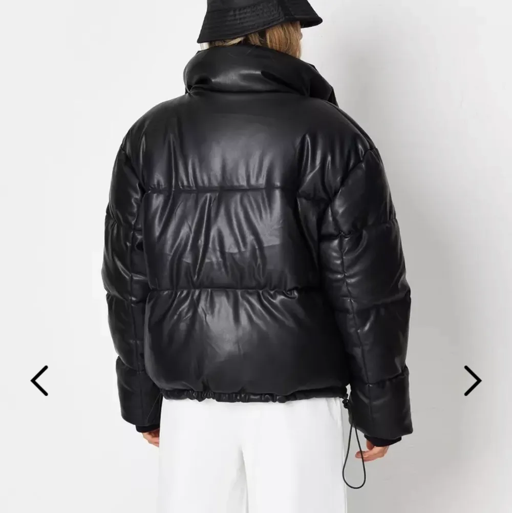 Säljer denna leather puff jacket från missguided. Aldrig kommit till användning då den var för stor på mig tyvärr då den är skitsnygg😍 STRLK är xs men då den är oversized skulle den passa en M till o med.. Jackor.
