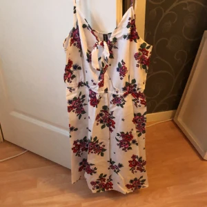 Blommig klänning - Hej! Säljer min gamla skolavslutning klänning som knappt är använd och är i mycket fint skick. Skriv för fler bilder!🥰