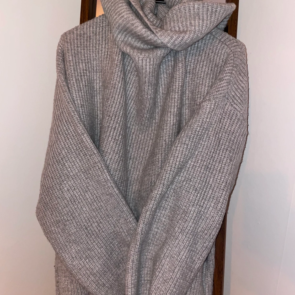 Grå stickad tröja med krage