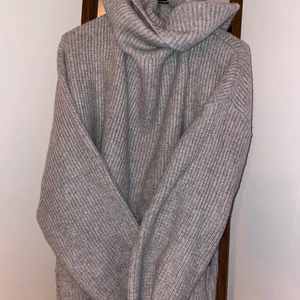 Grå stickad tröja med krage - Grå jätte skön skickad tröja med krage. St L