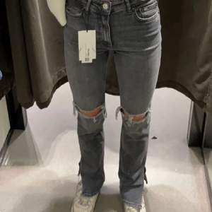 (Lånad bild) säljer dessa snygga zara jeans! Skulle säga att dom är i bra skick. Ser inget fel på dom bara att dom inte kommer till användning❤️ny pris 349kr och säljer för 170kr❤️köparen står för frakt och kan mötas upp💞storlek 34 men passar även 32