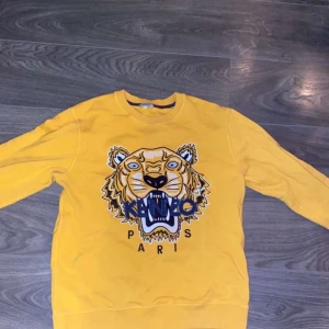 Kenzo Tröja - Säljer min kenzo tröja då storleken inte passar längre, den är i fint skick.