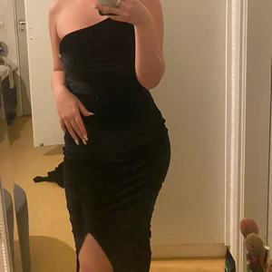 Klänning sammet  - Jätte fin sammet klänning i svart köpt från nakd för ungefär 500kr och den är som ny🖤
