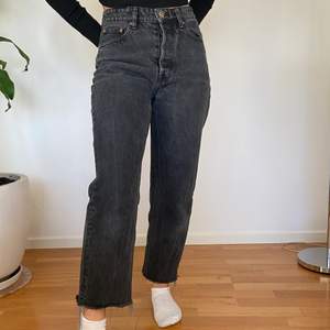 Säljer dessa snygga byxor från Zara!!! Tror dom köptes för 400 kr. Dom är väldigt små i storleken, skulle säga att dom sitter som en S. Skriv om ni är intresserade eller har frågor🤍