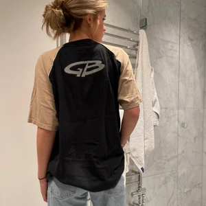 Baggy T-shirt - Säljer min skit snygga t-shirt med en hiphop pojke på då den inte kommer till användning. Sitter snyggt oversize på min vän som normalt sätt bär S. Inga tecken på användning då den knappt är använd🤍 köpt för 470 säljer för 299