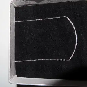 Halsband som är på 3. 05 g totalt med 50 äkta vvs/vs diamanter som ger 0.35 c (50x0.007) 42cm 0.3cm väldigt liten men fin flex. Kommer med 