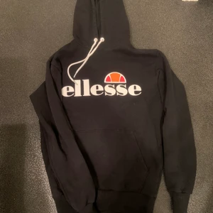 Ellesse hoodie - En svart ellesse hoodie i killstorlek s men passar på både dom som har S och M beroende på hur man vill att den ska sitta. Köparen står för frakten!❣️