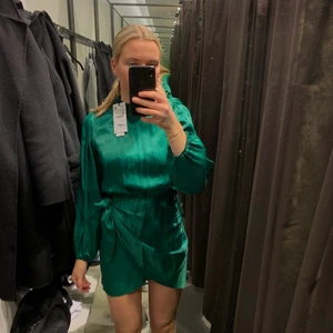 Zara klänning - Superfin zara klänning som tyvärr inte kommit till användning, helt oanvänd. (Kolla min profil säljer andra klänningar och massa mer kläder)