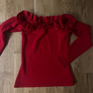 Off shoulder tröja med volang - -