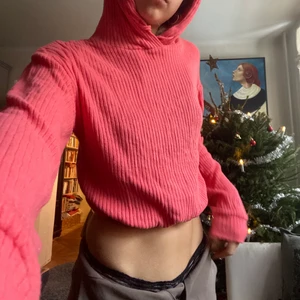 Ribbad croptop hoodie  - Ribbad / stickad rosa hoodie med snöre som går att dra åt vid midjan(visar bild 3). Sitter snyggt och är anpassningsbar! Köpt på Gina Tricot för ett år sedan. Hämtas i Gamla stan/ Frakt tillkommer. Skriv vid frågor/mer bilder!