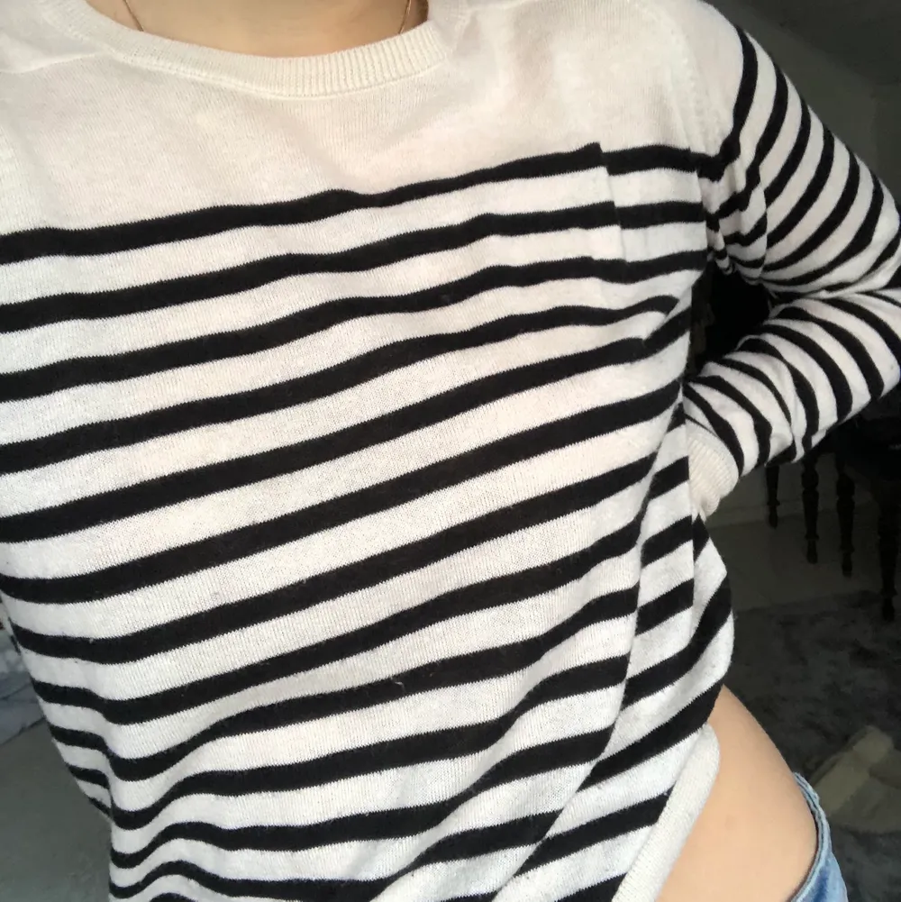 Trendig svart och vit randig tröja från zara, tror den ej säljer längre. Köpte för ca ett år sen men har använts varsamt❤️‍🔥. Stickat.