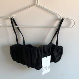Så fin svart ”bandeau topp” från Zara 😮‍💨 Så snygg att ha under blazer! Lite skrynkligt material som gör den så mycket snyggare 😍 Tyvärr för liten för mig… Aldrig använd!