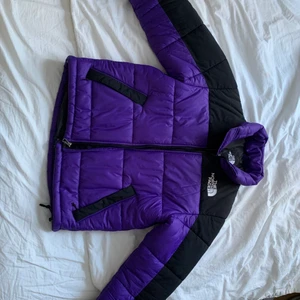 North Face jacka  - Jag säljer min north face jacka i storlek M, den passar XS,S och M såklart. Jag säljer den pga jag har köpt en ny jacka och inte längre har användning för den. Den är i nyskick jag skulle inte se någon skillnad på en ny och denna, köpte den förra året i december och har endast använt den fåtal gånger denna höst/vinter. Jackan kostade 2395kr på zalando (där jag köpte den) finns ej kvar! För fler bilder så skicka meddelande! 