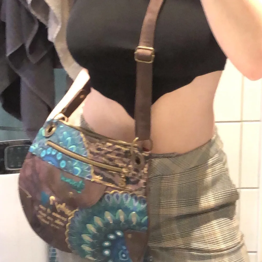 Säljer den här vintage väskan från desigual. I super fint skick, som ny. Jätte fin detalj💕hör av er vid frågor eller fler bilder, frakt tillkommer🐻. Väskor.