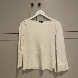 Vit tröja från Massimo Dutti, använt skick. Storlek S. Köpare står för eventuell frakt
