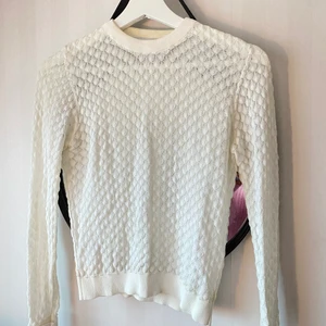 Vit tröja från zara - Vit tröja från zara storlek S. Den är rätt genomskinlig så man behöver något under.