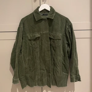 Grön jacka från Zara - Grön jacka från zara, bra skick. Storlek xs. Köpare står för eventuell frakt