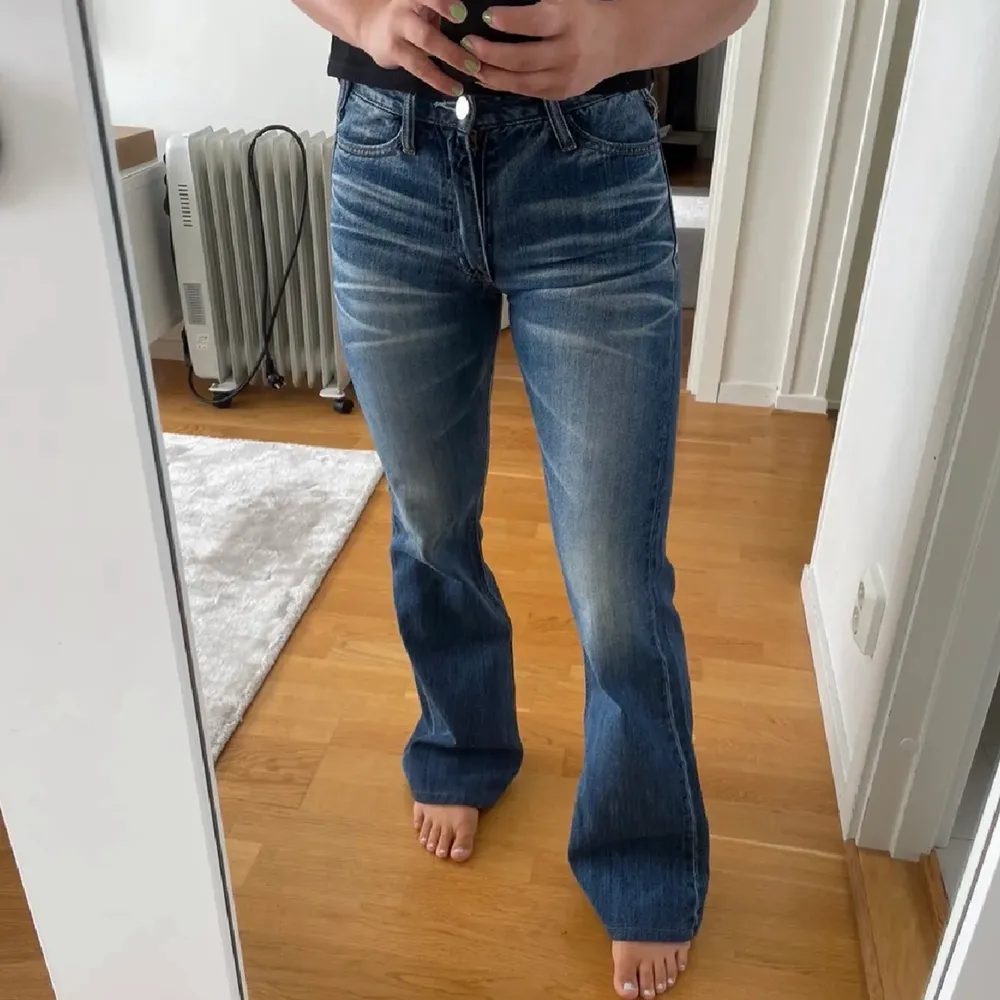 Ett par mörkblå raka (lite flairade) ACNE jeans. Storleken är 26/34. Jeansen är ganska låga i midjan och i mycket bra skick. Priset kan diskuteras 💕. Jeans & Byxor.