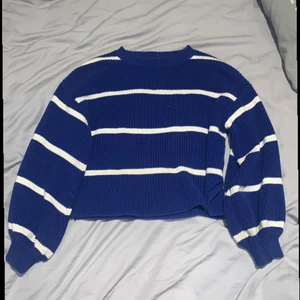 Randig tröja  - Säljer denna randiga blåvita stickade tröja som är i nyskick. Storlek Xs. 145kr gratis frakt. 💙
