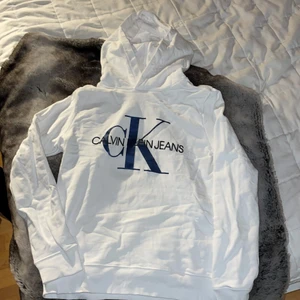 Calvin Klein vit hoodie XS - Det står ”14” som storlek, jag skulle säga att det motsvarar XS då den fortfarande passar mig bra. Använt 2 gånger, en hoodie i riktigt bra skick helt enkelt. Alla mina plagg säljs självklart nytvättade och strukna. ❤️‍🔥