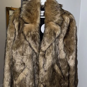 Faux Fur Jacka - Faux fur jacka från NA-KD. Storlek 36, helt oanvänd och det är INTE äkta päls för att vara extra tydlig. 