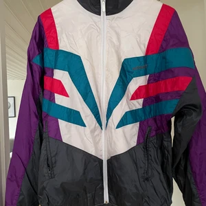 Adidas vintage vindjacka - Old school jacket från adidas. Sitter som M/L, passar mig som är 185cm. Plagget har några fläckar som man ser på sista bilden. Annars bra kond!