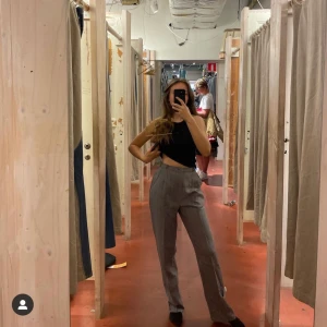 Kostymbyxor  - SÅ fina kostymbyxor hittades på secondhand💗 Sitter perfekt 🍀 