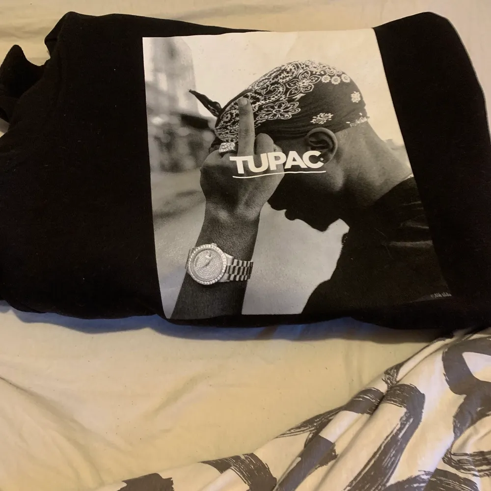 Jätte fin hoodie med Tupac på ifrån Junkyard, säljer för att den inte kommer till användning längre, jätte fint skick och knappt använd. Tröjor & Koftor.