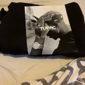 Tupac hoodie  - Jätte fin hoodie med Tupac på ifrån Junkyard, säljer för att den inte kommer till användning längre, jätte fint skick och knappt använd