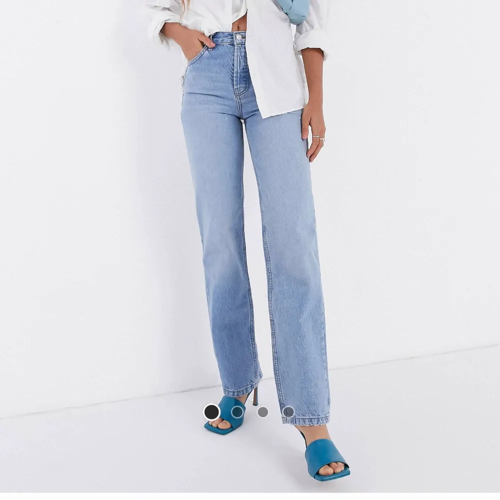 Säljer dessa snygga jeans från ASOS i modellen straight leg. Storlek 26/32, midjan är 26 och längden är 32. Säljer pågrund av att de har blivit för små. Väldigt bra passform! Finns ett litet hål i bakfickan men de är inget som syns jättemycket 😊 köparen står för frakt. Jeans & Byxor.