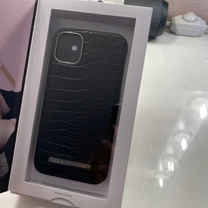 Skal från ideal of sweden  - Säljer ett helt nytt skal från ideal of sweden. Passar till iPhone 11/xr. Nypris 399kr. Säljer för 300kr med frakt💕