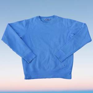 Acne Studios Sweatshirt. Size: Small. Skick: Bra skick, mindre fläck mitt på tröjan fram, går antagligen bort i tvätt.