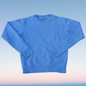 Acne Studios Sweatshirt - Acne Studios Sweatshirt. Size: Small. Skick: Bra skick, mindre fläck mitt på tröjan fram, går antagligen bort i tvätt.