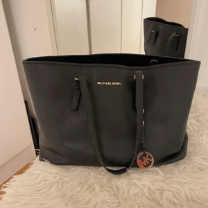 Michael kors väska  - Jet set travel tote i svart! Storlek L. Mycket fint skick!! Får plats med en Mac book i mittenfacket 