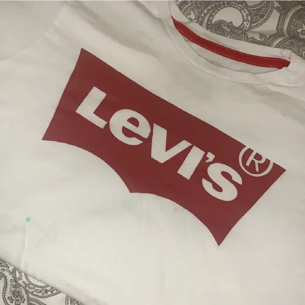 Levis t-shirt , den har två små fläckar som går att tvätta bort tror jag. Storlek S 70kr. T-shirts.