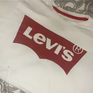 Levis t-shirt , den har två små fläckar som går att tvätta bort tror jag. Storlek S 70kr
