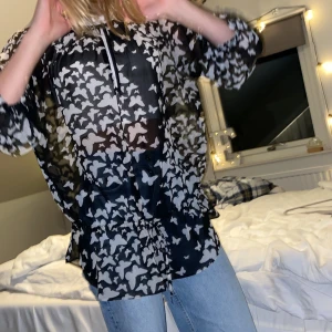 LUFTIG TRÖJA MED FJÄRILSMÖNSTER. - KAN ANVÄNDAS SOM STRANDTRÖJA