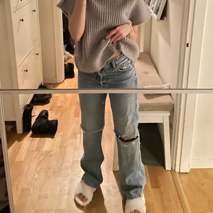 Jeans från & Other stories   - Jeans som är sparsamt använda💓 dom är i strl 28/32 men passar mig som vanligtvis har 26/32