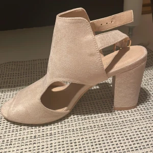 Ljusrosa skor  - Säljer ett par ljusrosa klackar som jag aldrig använt. Inget känt märke. Väldigt bekväma att gå i! 